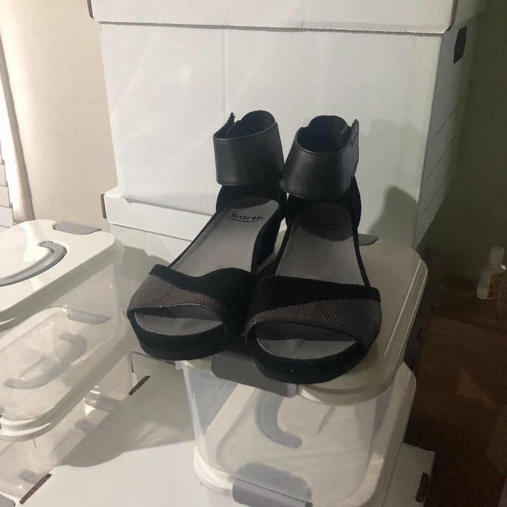 EARTH ANKLE STRAP LEATHER SHOES.  SIZE 6.5